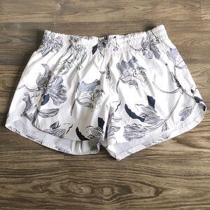 Athleta Print Racer Shorts White Black Floral 4.5” Large 210533